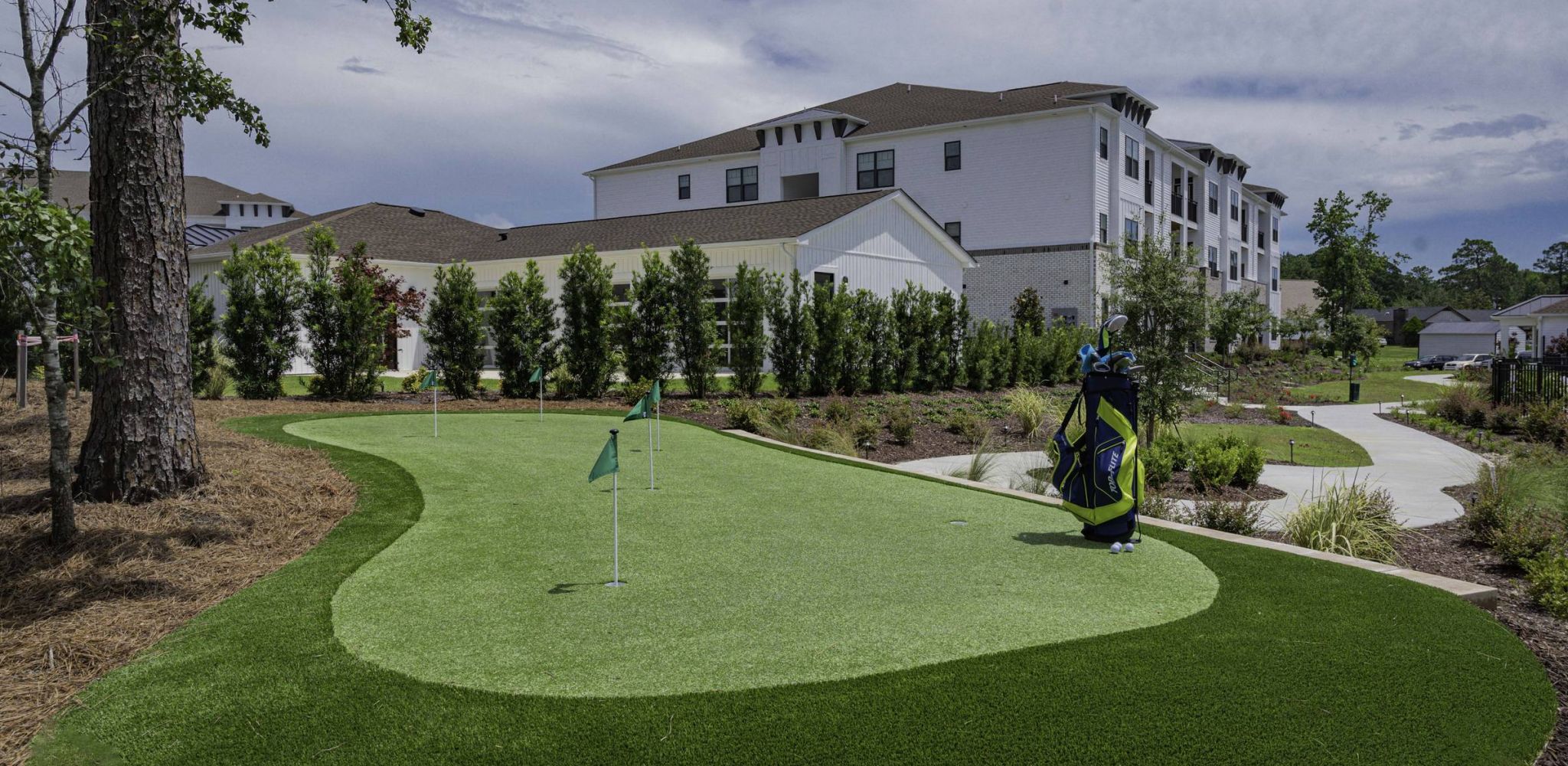 Hawthorne at Smith Creek community golf putting tee lawn
